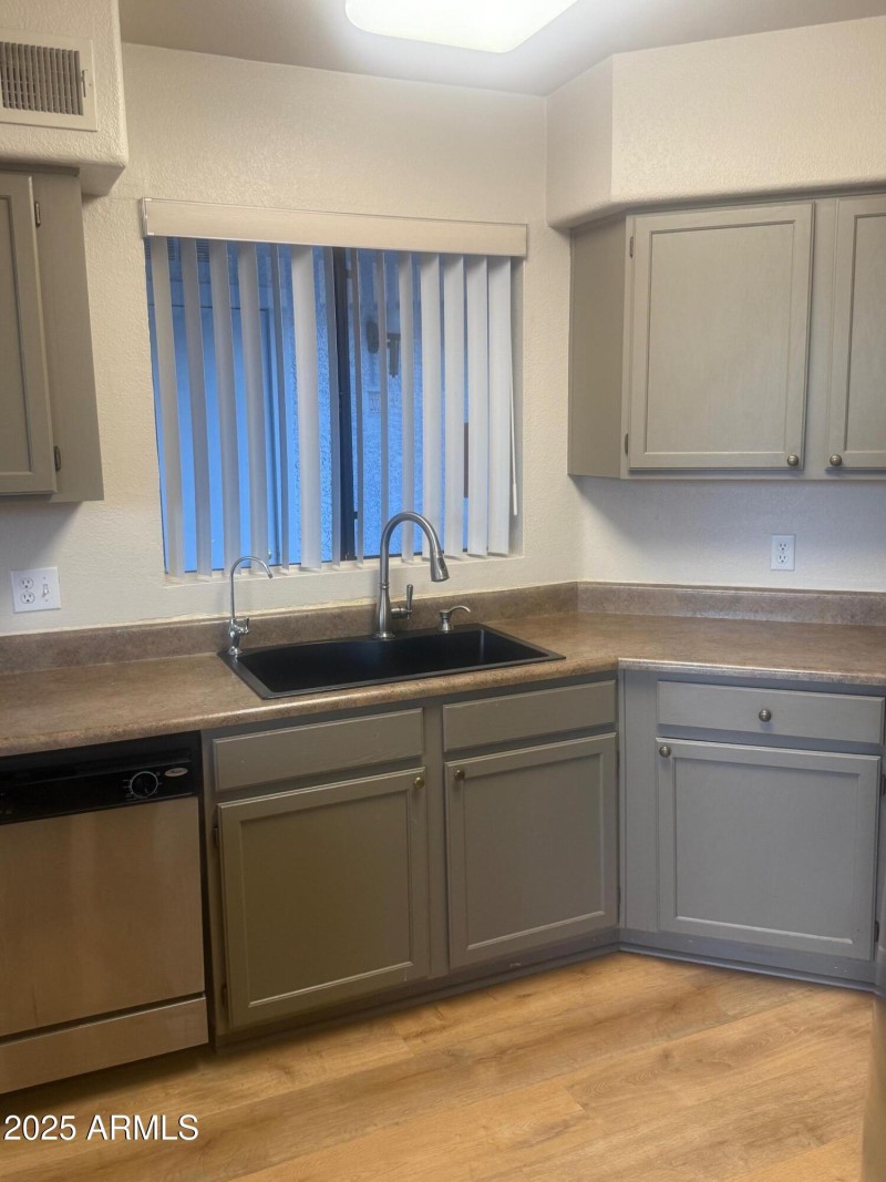 2071 Hawthorne Kitchen 2