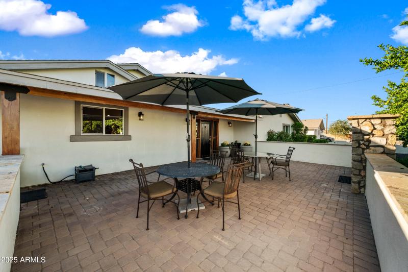 15220 Front Courtyard