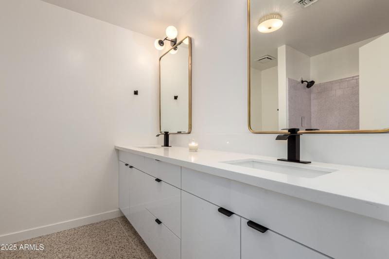 Hall bathroom with Shower/tub & 2 sinks