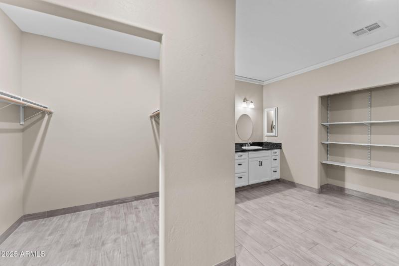 En suite & walk-in closet