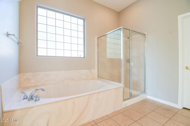 12-photo-Main-Bathroom-8e3e4127-858b-41b