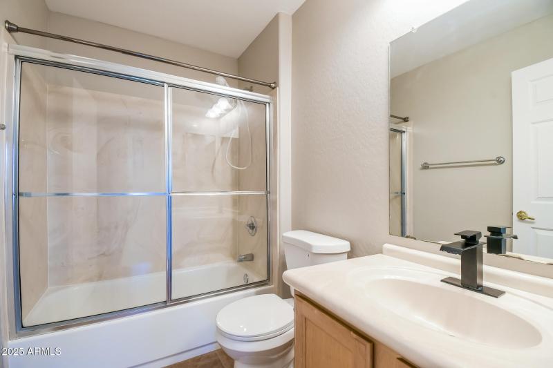 14-photo-Bathroom-e064cf48-1789-4f63-a16