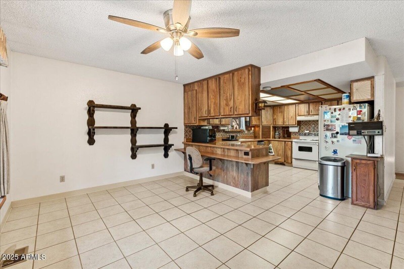 24-Dining Area & Kitchen