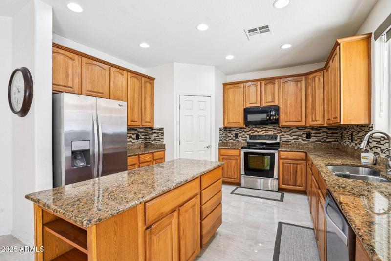 10-web-or-mls-E Navajo Trail-S0711-010