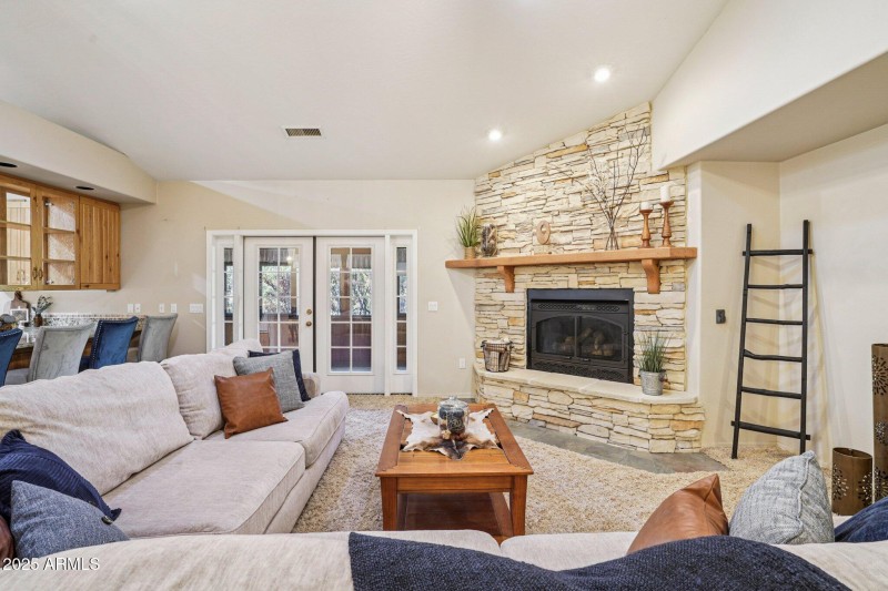 13-web-or-mls-Bonnie Brae Dr-S0811-013