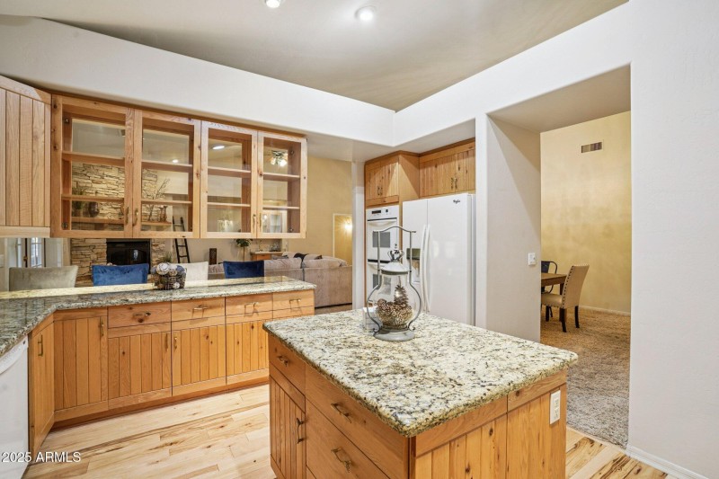 23-web-or-mls-Bonnie Brae Dr-S0811-023