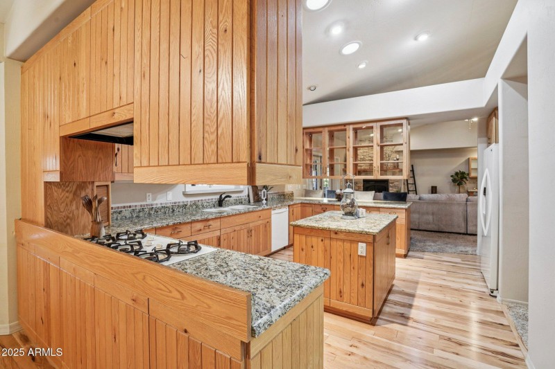 26-web-or-mls-Bonnie Brae Dr-S0811-026