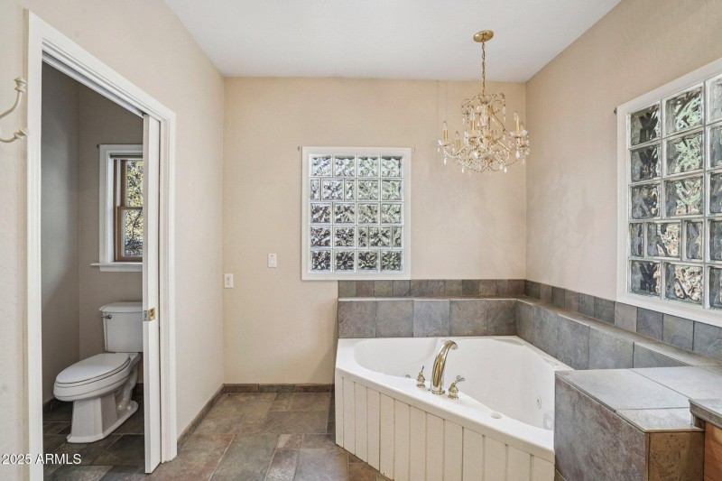 32-web-or-mls-Bonnie Brae Dr-S0811-032