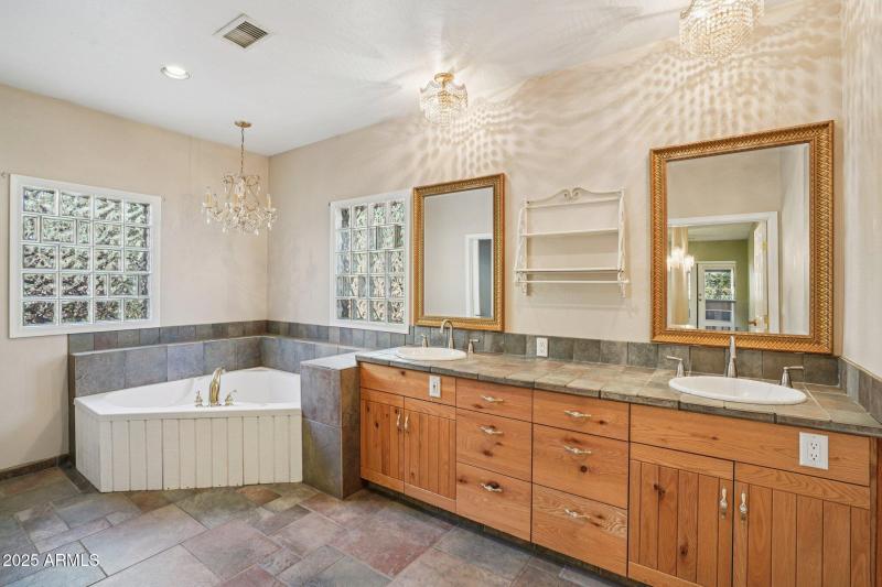 33-web-or-mls-Bonnie Brae Dr-S0811-033