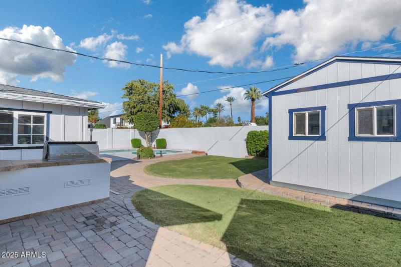 4240 E Sells Dr-large-038-033-TOD0974-15