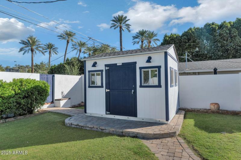 4240 E Sells Dr-large-041-037-TOD0978-15