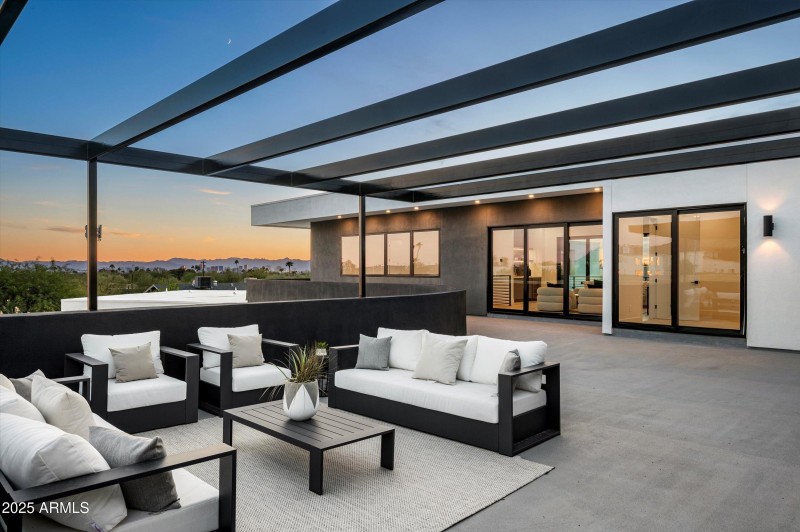 03-1831 E Palmaire Ave-3