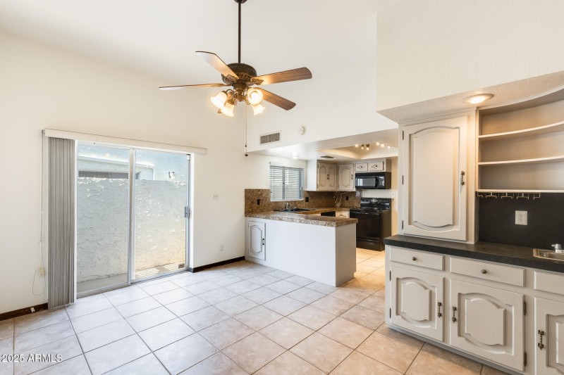 Kitchen / Eat-in Area