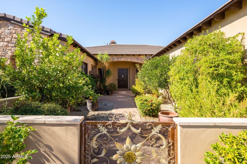 Stunning Front Courtyard