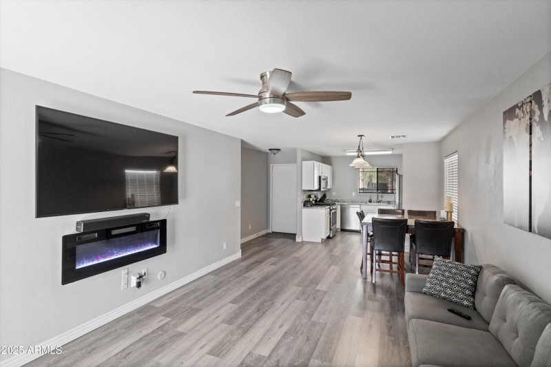 05-Living to Kitchen