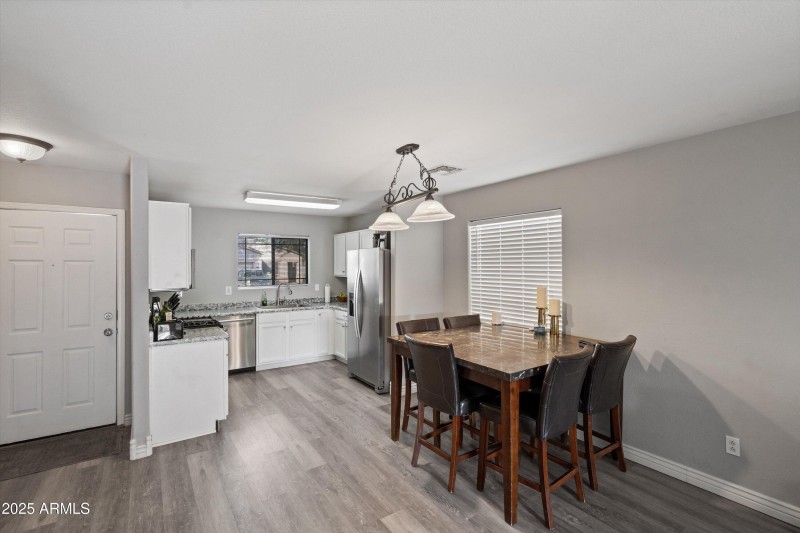 08-Dining to Kitchen