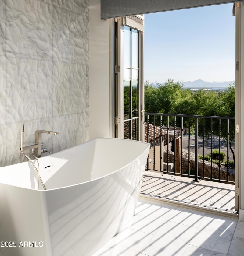 040_Soaking Tub Views