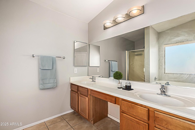 12368 W Meadowbrook - Full bathroom