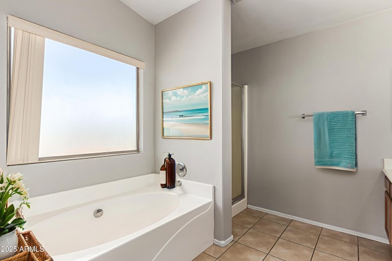 12368 W Meadowbrook - Full bathroom