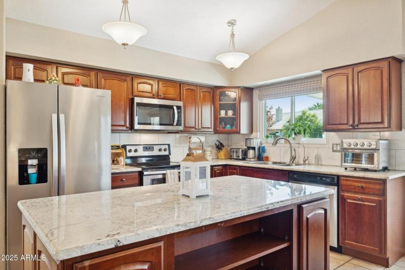 11-web-or-mls-1467-e-boston-st