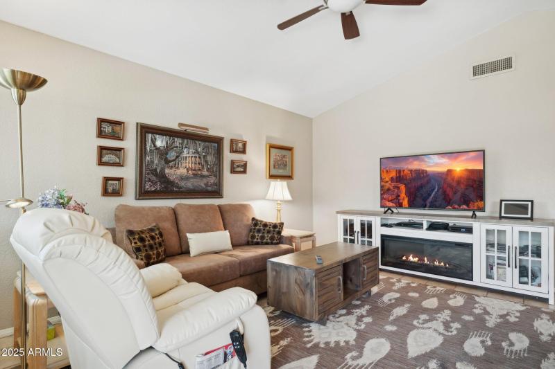 17-web-or-mls-1467-e-boston-st