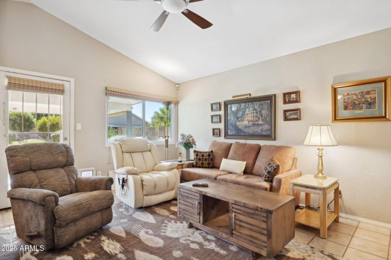 16-web-or-mls-1467-e-boston-st