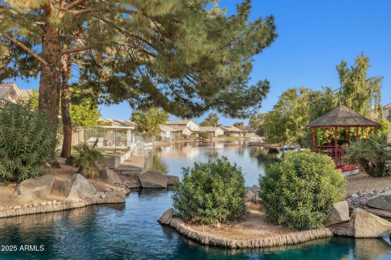 37-web-or-mls-1467-e-boston-st