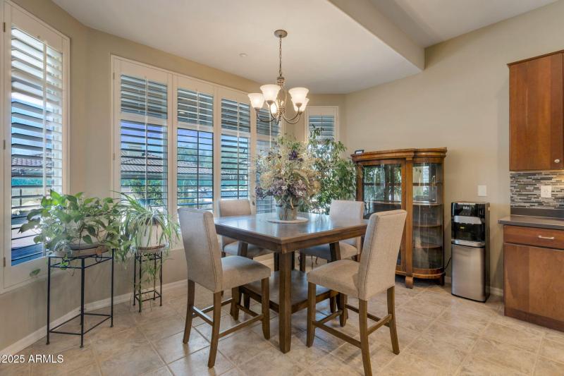 33572 N 79th Way Kitchen eating area