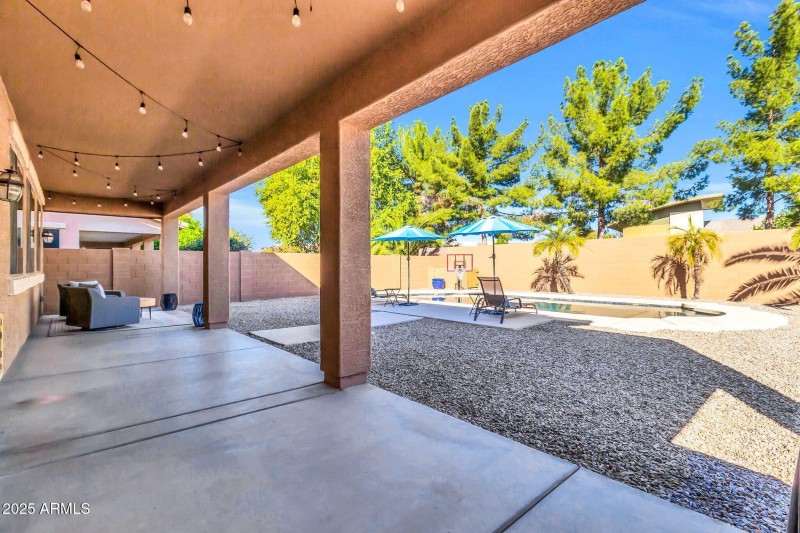 742 E Kingbird Dr-23