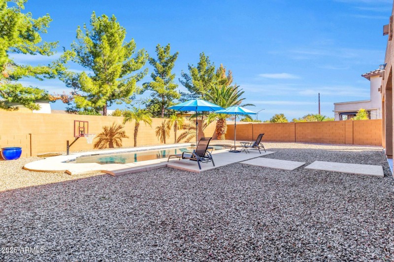 742 E Kingbird Dr-15