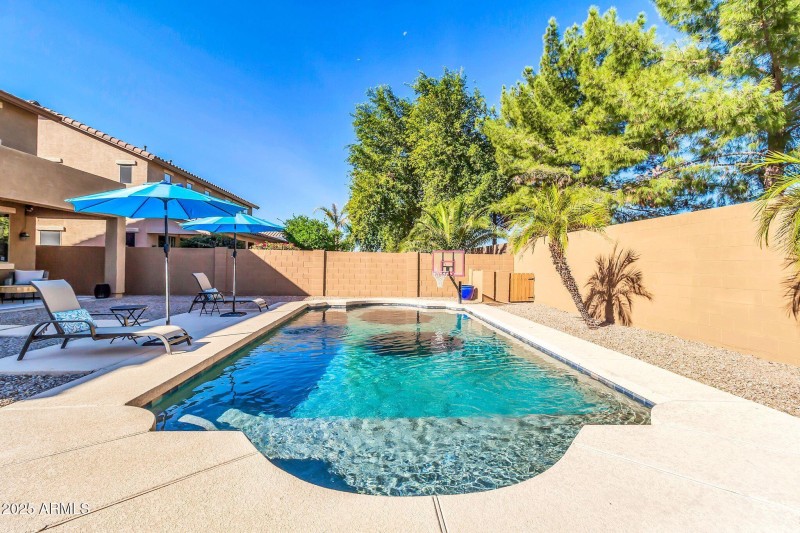 742 E Kingbird Dr-19