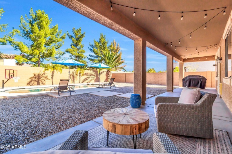 742 E Kingbird Dr-16