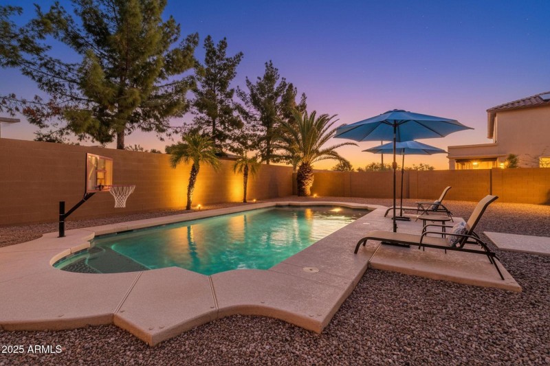 742 E Kingbird Dr-24