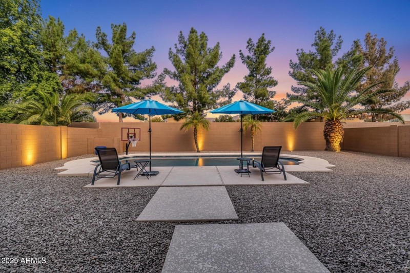 742 E Kingbird Dr-26