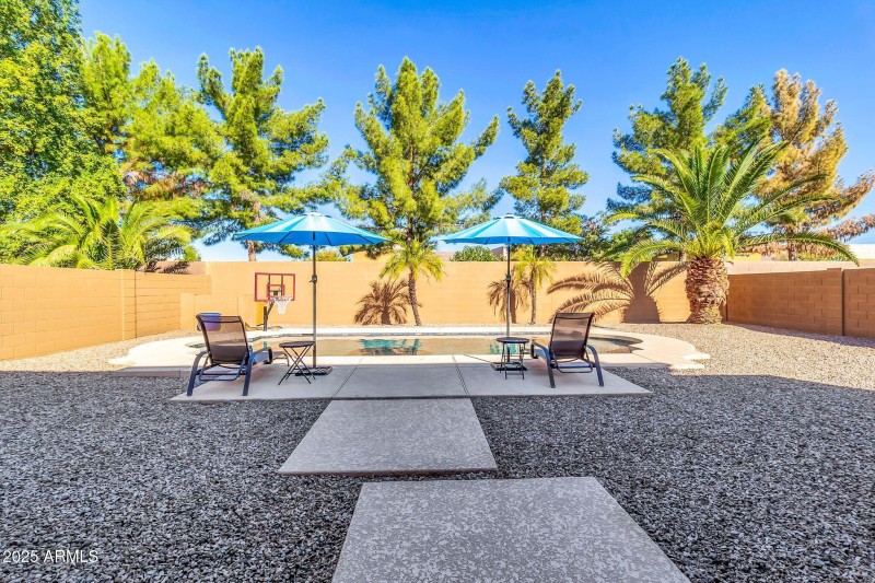 742 E Kingbird Dr-13