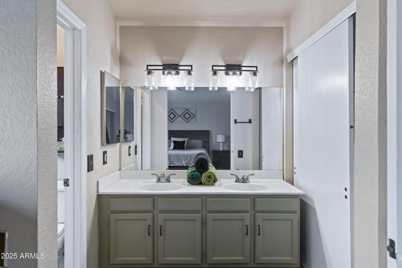 1645 N Saguaro St-34