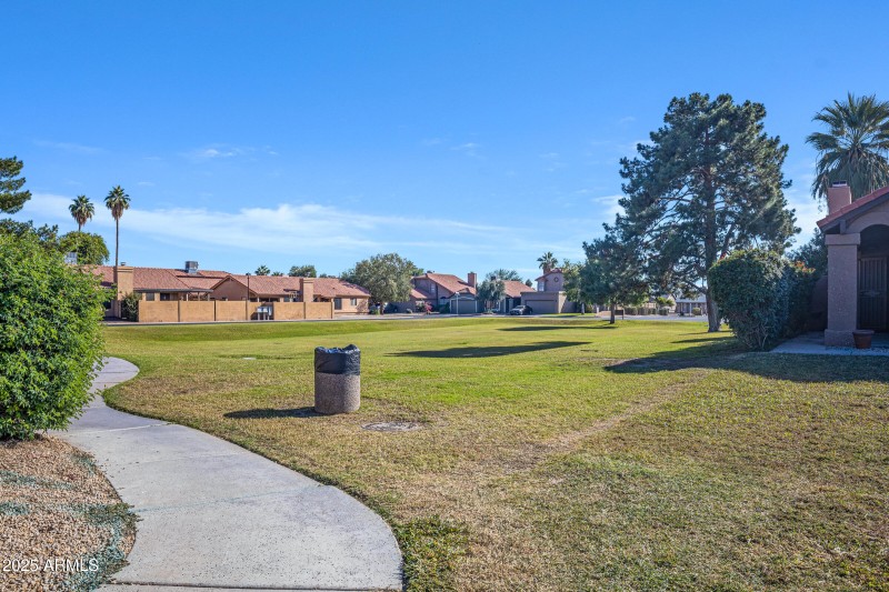 4423 E Amberwood Dr-38