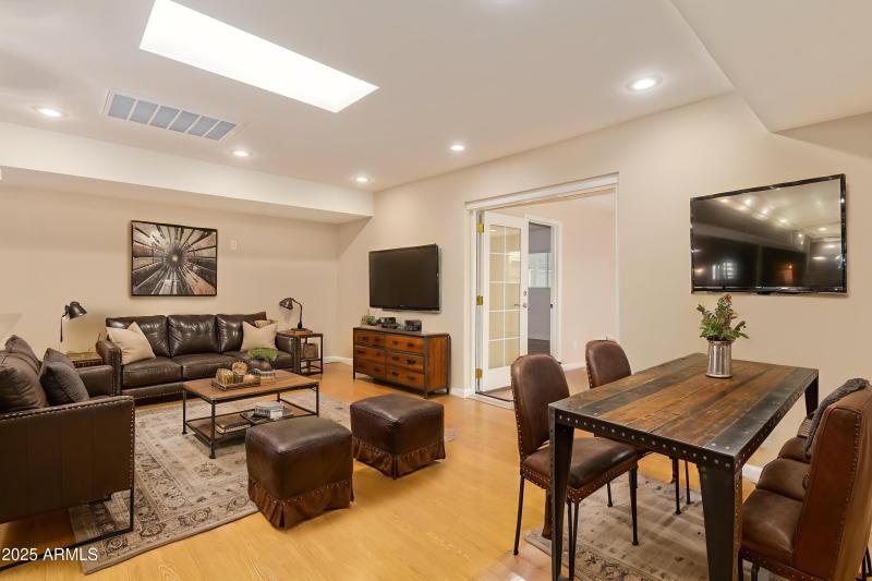 10-Pebble-Beach - Living Room - Industri