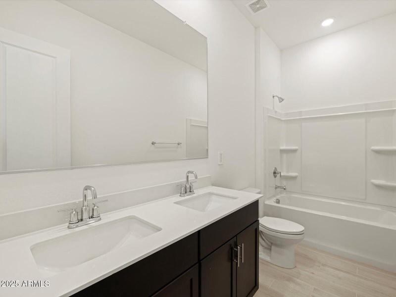 Bath 2 Double Sinks!