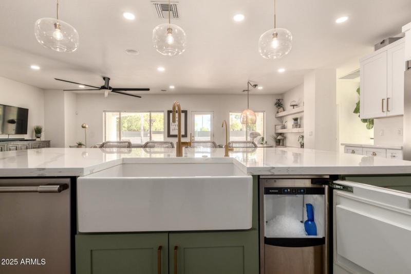 Kitchen w/ ice machine