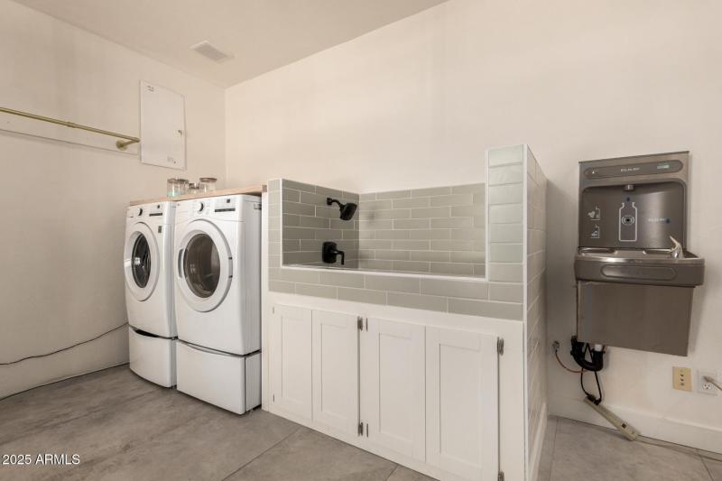 Laundry w/ Pet Wash Station