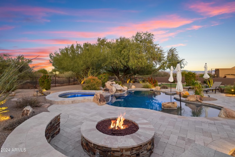 Built-in Firepit w/ seating