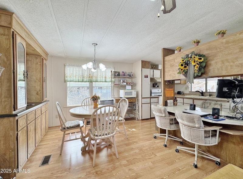 Dining rm & breakfast bar