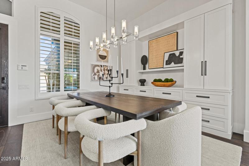 Formal dining w/built-ins