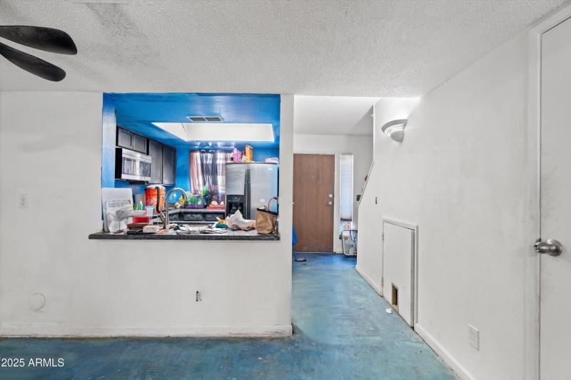 08-Dining to Kitchen