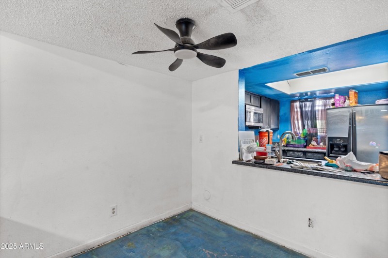 09-Dining to Kitchen