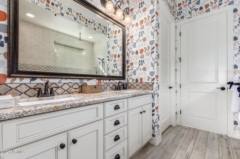 EN SUITE PRIMARY BATH