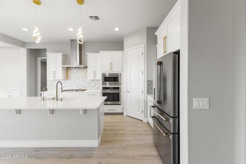 16-11086 W Hadley St