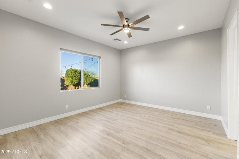 25-11086 W Hadley St