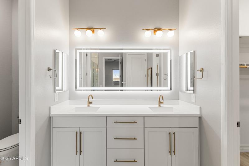 28-11086 W Hadley St